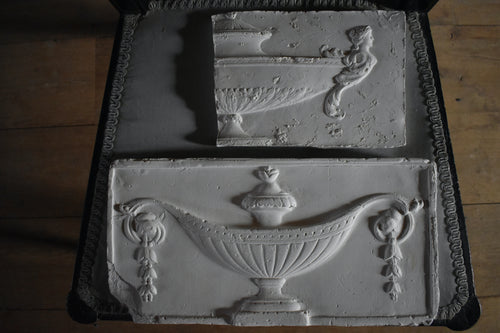 Adam Plaque i